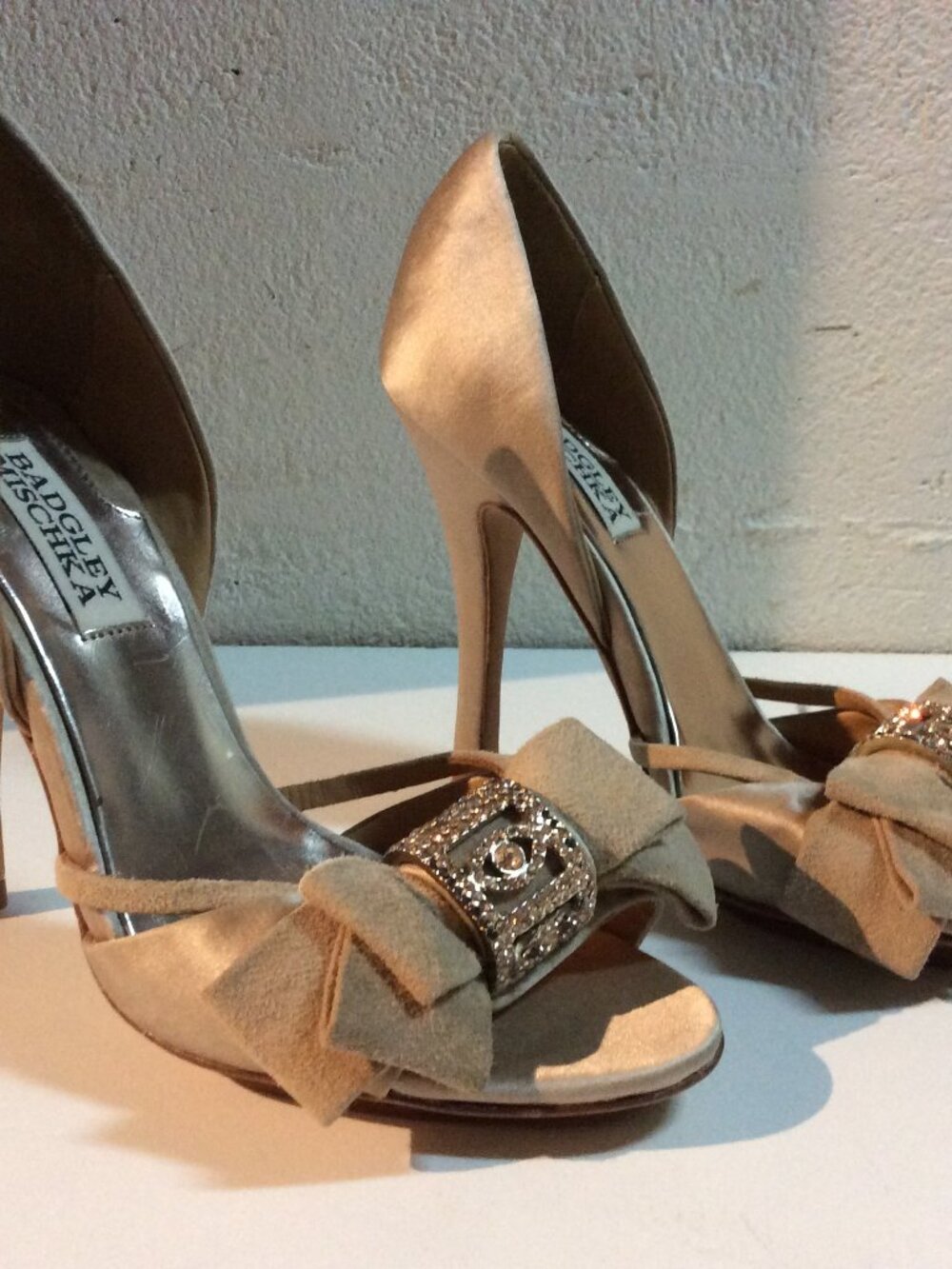 BADGLEY MISCHKA BABETTE Platinum Satin EVENING Designer Open Toe Pumps Size 6